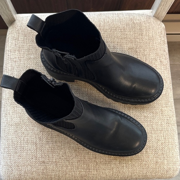 Universal Thread Black Ribbed Ankle Boots - Picture 4 of 4